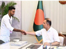 রক্তমাখা পতাকা প্রধানমন্ত্রীকে উপহার দিলেন জুলাই যোদ্ধা আজিজুর রহমান 