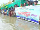 নোয়াখালীতে হাঁটু পানিতে দাঁড়িয়ে সড়ক সংস্কারের দাবিতে মানববন্ধন