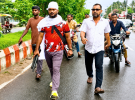 মাথায় কাফনের কাপড়, হাতে অস্ত্র নিয়ে সাবেক ছাত্রদল নেতার মহড়া