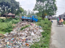 সোনাতলায় রাস্তার ধারে আবর্জনার স্তুপ, দুর্গন্ধে অতিষ্ঠ হাসপাতাল-মাদ্রাসা ও রেলযাত্রীরা