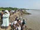 আশাশুনিতে বেড়িবাঁধে ভয়াবহ ভাঙন, ভাঙন রোধে কাজ করছেন স্থানীয়রা