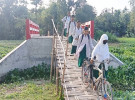 ৬ ফুট খাড়া বাঁশের চাটাই বেয়ে স্কুলে যায় শিক্ষার্থীরা, ভোগান্তিতে ১০ হাজার মানুষ