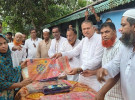 ফুলপুরে দুস্থ ও অসহায়দের মাঝে শাড়ি ও লুঙ্গি বিতরণ 
