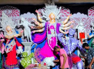 ‎দুর্গা প্রতিমা তৈরিতে ব্যস্ত মৃৎশিল্পীরা, শ্যামনগরে ৭১টি মন্ডপে চলছে পূজার প্রস্তুতি 