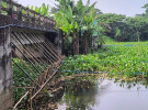 ব্রিজের মুখ ভরাট করে সরকারি জমি দখল
