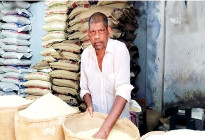 চালের মোকামে ভরপুর জোগান, তবু বেড়েছে দাম