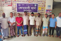 নিজেকে ব্যানার দিয়ে ঢেকেও পুলিশের হাতে ধরা খেলো আ.লীগ নেতা