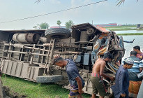 মোংলা-খুলনা মহাসড়কে বাস খাদে পড়ে দুই যাত্রী নিহত