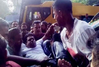 শাহবাগে শিক্ষকদের ছত্রভঙ্গ করে দিল পুলিশ, আহত অনেকে