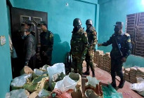 নড়াইলে সেনা–প্রশাসনের যৌথ অভিযানে আড়াই হাজার কেজি নিষিদ্ধ পলিথিন জব্দ