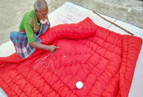 শীতের তীব্রতায় ব্যস্ততা বেড়েছে লেপ-তোশক কারিগরদের