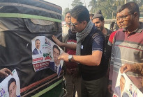 শ্যামনগরে আচরণবিধি মেনে নিজ হাতে ব্যানার সরালেন বিএনপি প্রার্থী 