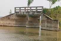 চরের মধ্যে দাঁড়িয়ে আছে প্রায় ২০ লাখ টাকার সেতু
