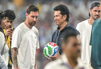 ক্রিকেট কিংবদন্তি ও ফুটবল রাজার মহামিলন