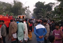 মাদারীপুরে সড়ক দুর্ঘটনায় নিহত ৭ 