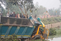 মহাদেবপুরে ট্রাকচাপায় নিহত ৫