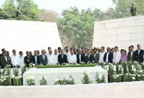 জিয়াউর রহমান ও খালেদা জিয়ার সমাধিতে প্রধানমন্ত্রীর শ্রদ্ধা