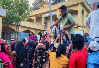 টিসিবির পণ্য পেয়ে স্বস্তিতে নিম্নআয়ের মানুষ