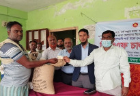 পাংশায় জাটকা সংরক্ষণে জেলেদের মাঝে ভিজিএফ চাল বিতরণ 