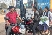 তেলের সংকট হতে পারে এমন খবরে বিক্রি বেড়েছে দ্বিগুণ