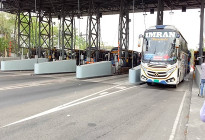 পদ্মা সেতুতে টোল দিয়ে নির্বিঘ্নে গন্তব্যে ছুটছে যানবাহন