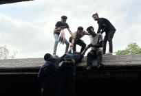 রেলব্রিজের ধাক্কায় ট্রেনের ছাদে থাকা অজ্ঞাত যুবকের মৃত্যু