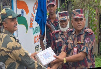 হিলি সীমান্তে ঈদ উপলক্ষে বিজিবি-বিএসএফের মিষ্টি দিয়ে শুভেচ্ছা বিনিময় 