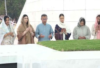 মা-বাবার কবর জিয়ারত করলেন প্রধানমন্ত্রী