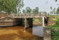 একটি সেতুর কারণে ৯ বছরের দুর্ভোগে ১০ গ্রামের মানুষ 