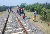 নাতিকে স্কুলে দিয়ে ফেরার পথে ট্রেনে কাটা পড়ে নানার মৃত্যু