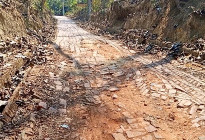 কাপ্তাইয়ের বেহাল ব্যাঙছড়ি সড়কের কার্পেটিং না হওয়ায় বিপাকে ৫ হাজার পরিবার