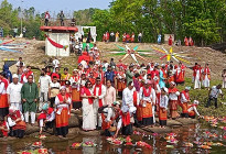 কাপ্তাইয়ের জলে ভাসলো ফুল, পাহাড় মাতলো তঞ্চঙ্গ্যাদের ‘বিষু’ উৎসবে