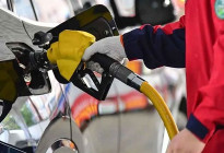 হরমুজ প্রণালি খোলার ঘোষণায় বিশ্ববাজারে তেলের দরপতন