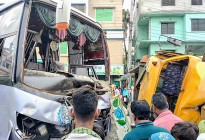 টাঙ্গাইলে বাস-ট্রাকের মুখোমুখি সংঘর্ষে চালক-হেলপার নিহত