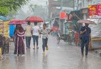 সকালে রাজধানীতে ঝুম বৃষ্টি, জনজীবনে ভোগান্তি