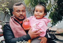 বজ্রপাতে প্রাণ গেল বাবার, কোল থেকে ছিটকে প্রাণে বাঁচলো মেয়ে