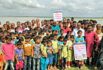ব্রহ্মপুত্রের ভাঙনে আতঙ্কে জনপদ, স্কুল বাঁচাতে মানববন্ধনে শিশুদের কান্না