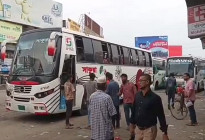 বরিশাল কেন্দ্রীয় বাস টার্মিনালের প্রবেশ মুখে অবৈধ বাস কাউন্টার