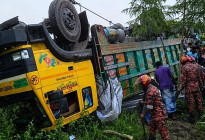 টাঙ্গাইলে ট্রাক উল্টে ১৫ জন নিহত