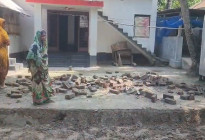 মব সৃষ্টি করে বসতবাড়ির উঠান কেটে চলাচলের রাস্তা নির্মাণ