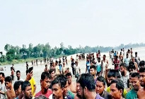 চোখের সামনেই নদীতে ডুবে বাবা-চাচার মৃত্যু অবলোকন করলো দুই কিশোর  