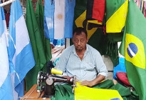 বিশ্বকাপের উন্মাদনায় জমজমাট পতাকা তৈরির ব্যবসা
