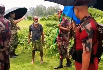 ‘আপনি গুলি চালালে আমি কী বসে থাকব?’