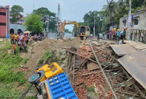 গোপালগঞ্জে বেইলী ব্রিজ ভেঙ্গে ট্রাক খালে, ভোগান্তি চরমে