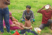 শূন্যরেখায় ৯৬ ঘণ্টা ধরে ৯ বাংলাভাষীর মানবেতর জীবন