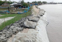 শ্যামনগর ও আশাশুনিতে পাউবো’র বেড়িবাঁধের অন্তত ৪০ পয়েন্টে ভাঙন