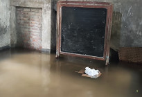 শ্রেণিকক্ষে হাঁটু পানি, ৪ দিন বন্ধ পড়াশোনা 