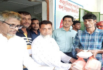 কাপ্তাইয়ে পাহাড় ধসে ক্ষতিগ্রস্তদের পাশে তাঁতী দল নেতা আফসার উদ্দিন