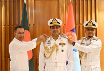নতুন নৌপ্রধানকে ভাইস অ্যাডমিরাল র‍্যাংক ব্যাজ পরালেন প্রধানমন্ত্রী