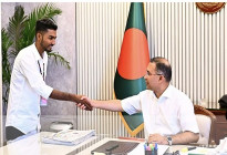 রক্তমাখা পতাকা প্রধানমন্ত্রীকে উপহার দিলেন জুলাই যোদ্ধা আজিজুর রহমান 